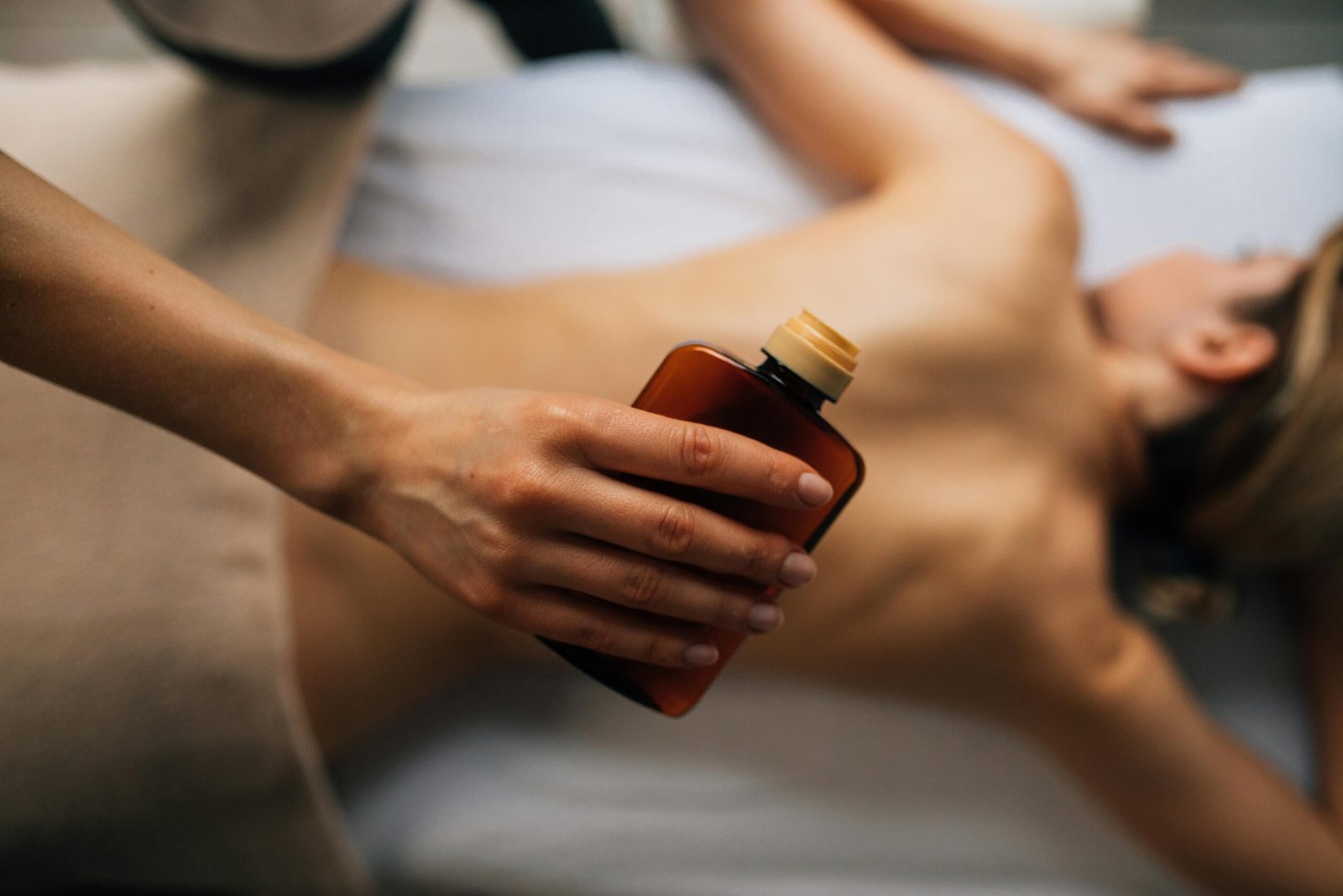 Sensuele massageolie op huid